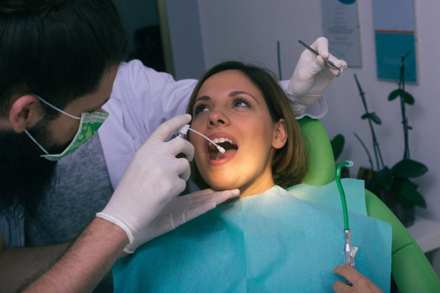 dental best practices dentists using Dental Best Practices for woman's teeth whitening