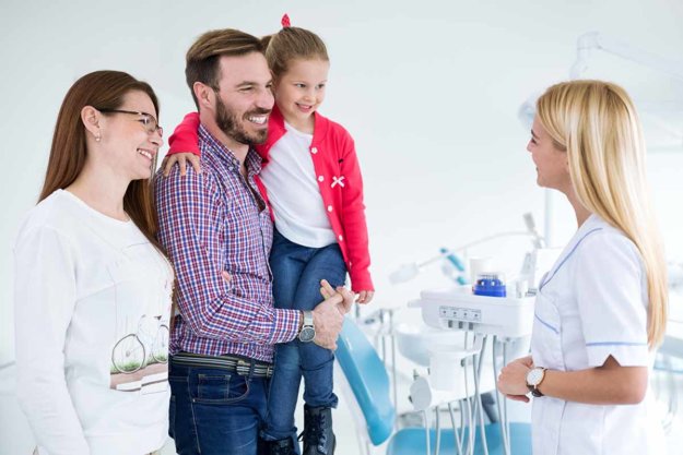 5 Advantages of Family Dentistry family signs up for dentistry