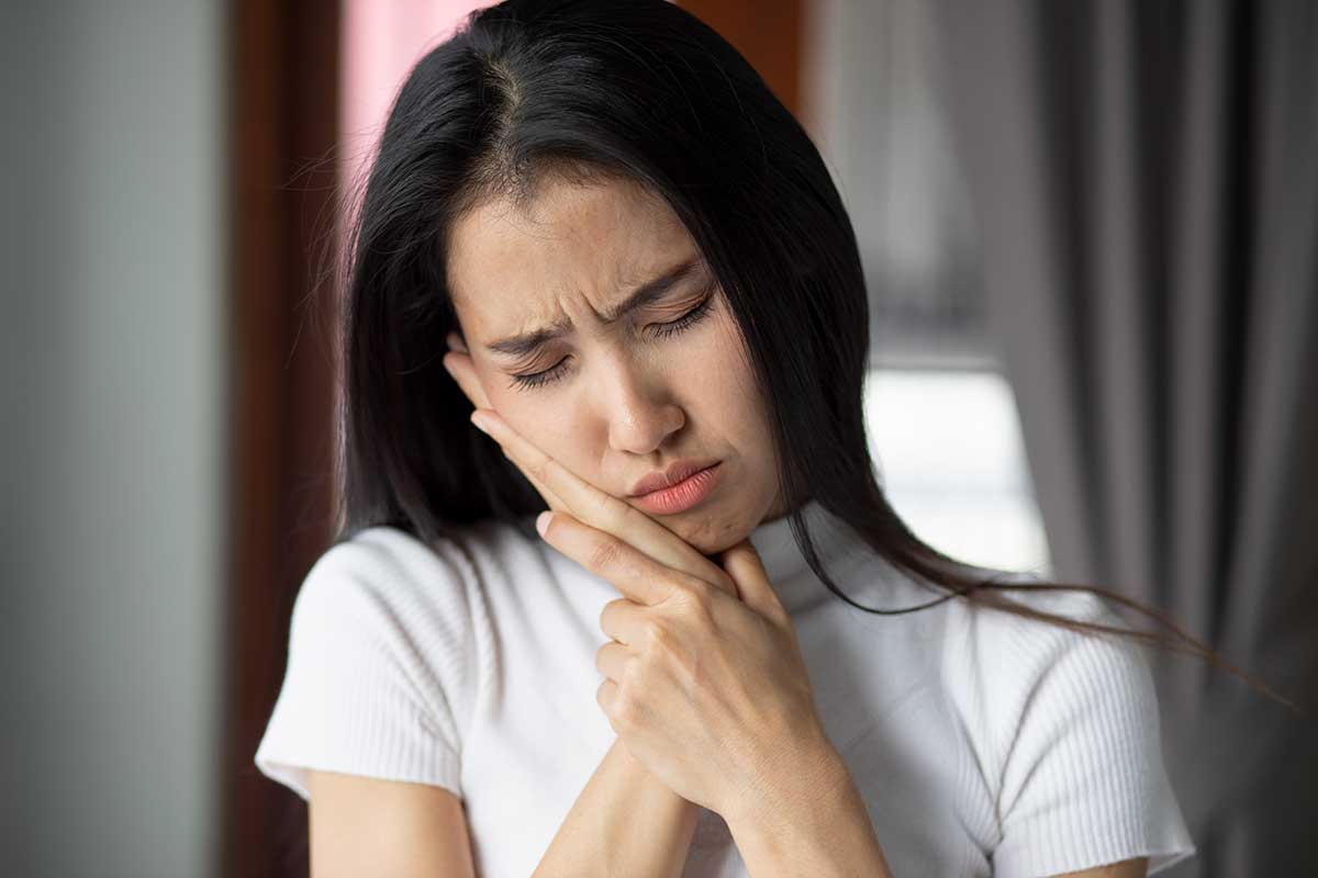 4-When-do-Wisdom-Teeth-Come-in (1) woman deals with wisdom teeth coming in