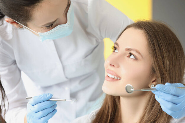 What Is the Difference Between a Periodontist and a Dentist_ woman talks with her dentist about periodontist vs dentist