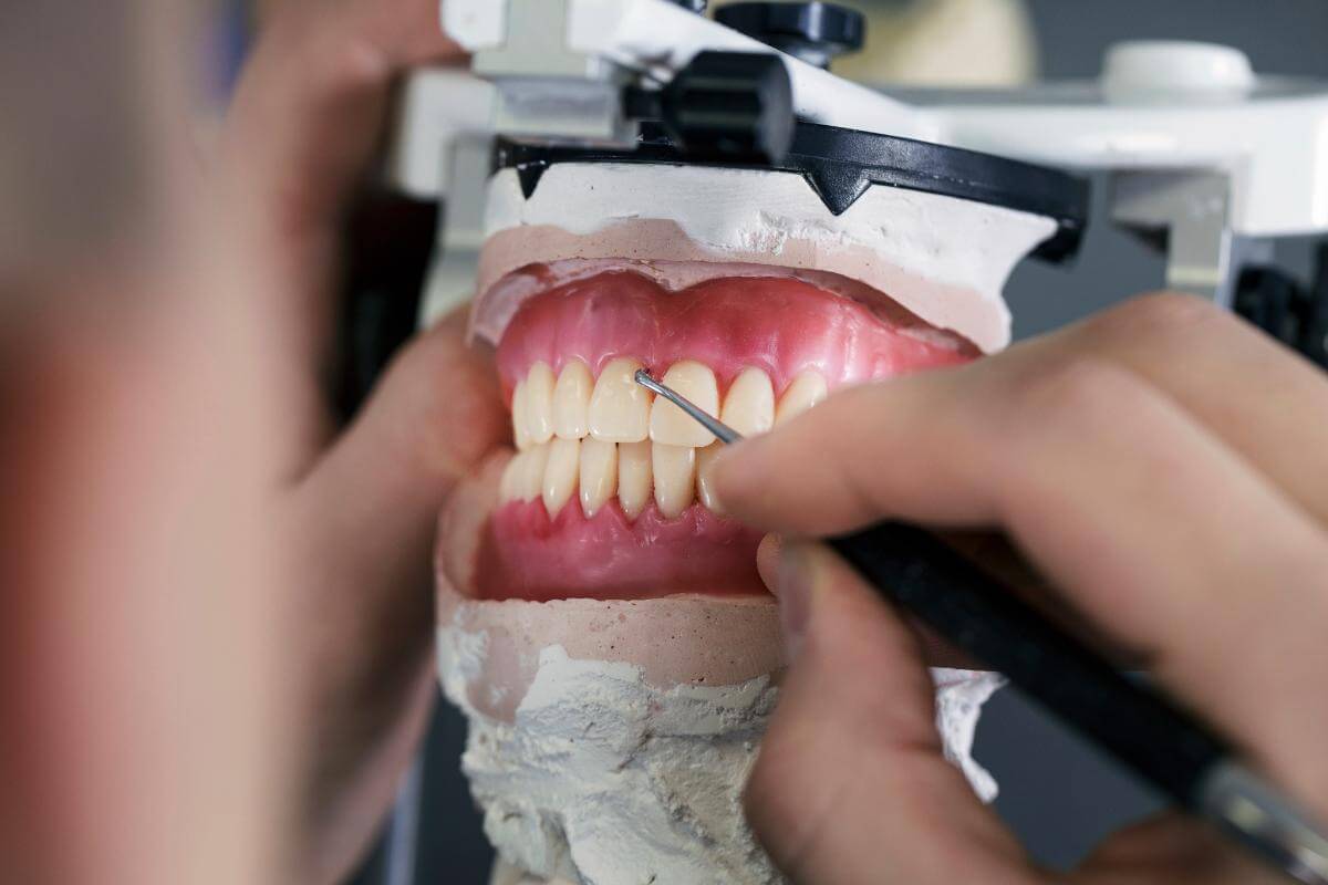 Image symbolizing full vs. partial dentures